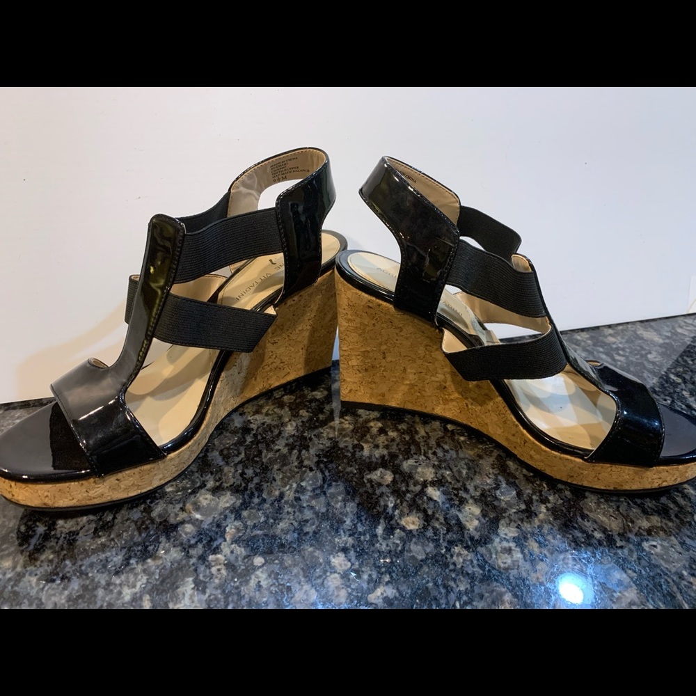Adrienne Vittadini Size 10 Black Patent wedges